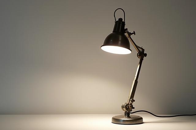 修復されたビンテージインダストリアルランプ、明るくきれいに